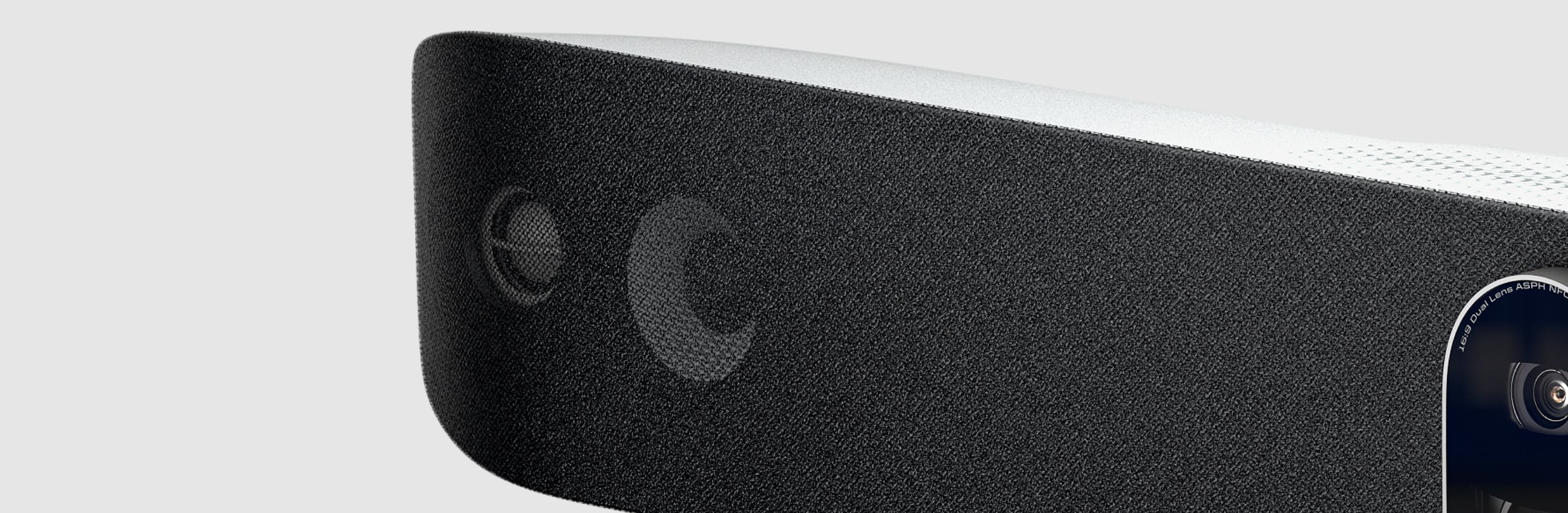 HP Poly Studio V72 USB video bar hoparlör ızgarası ve açık renk gövde detayı