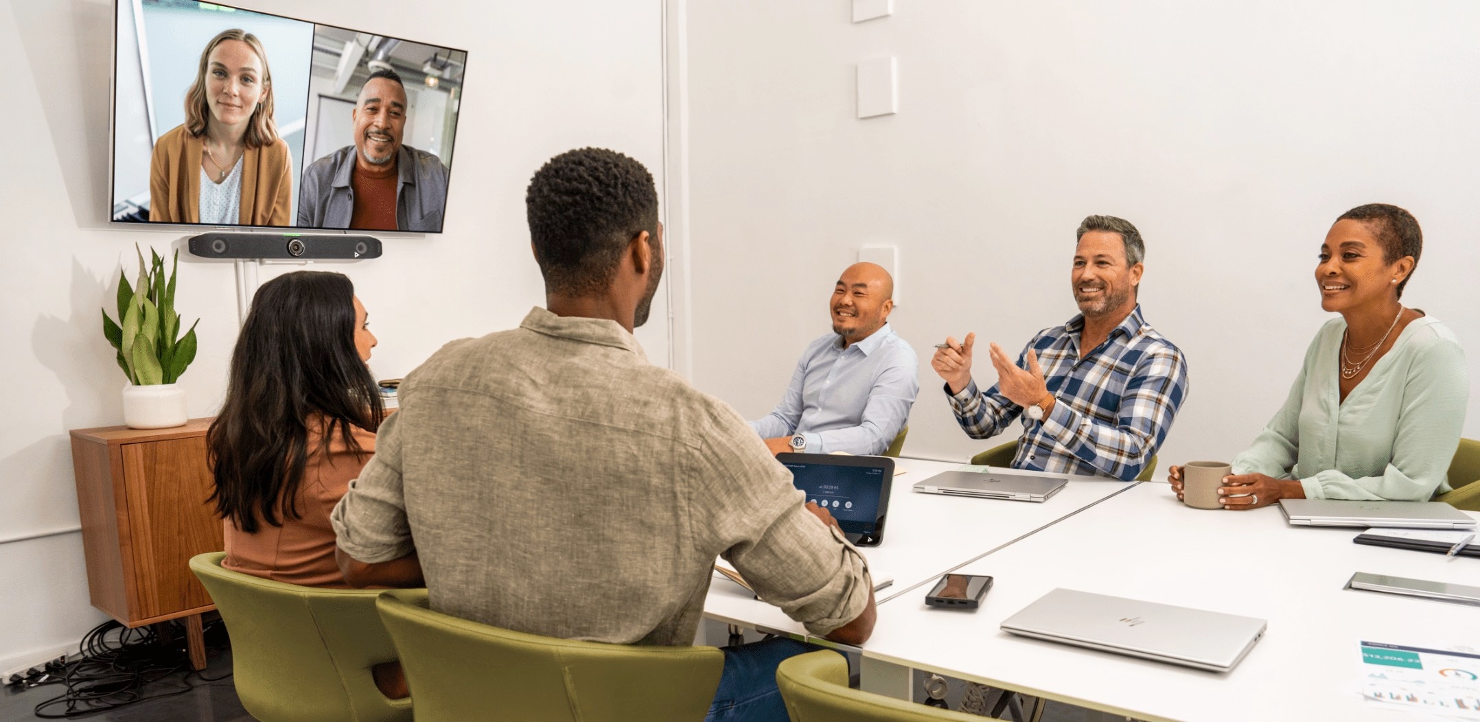 HP Poly Studio X52 orta boy toplantı odasında kumandalı kurulum örneği