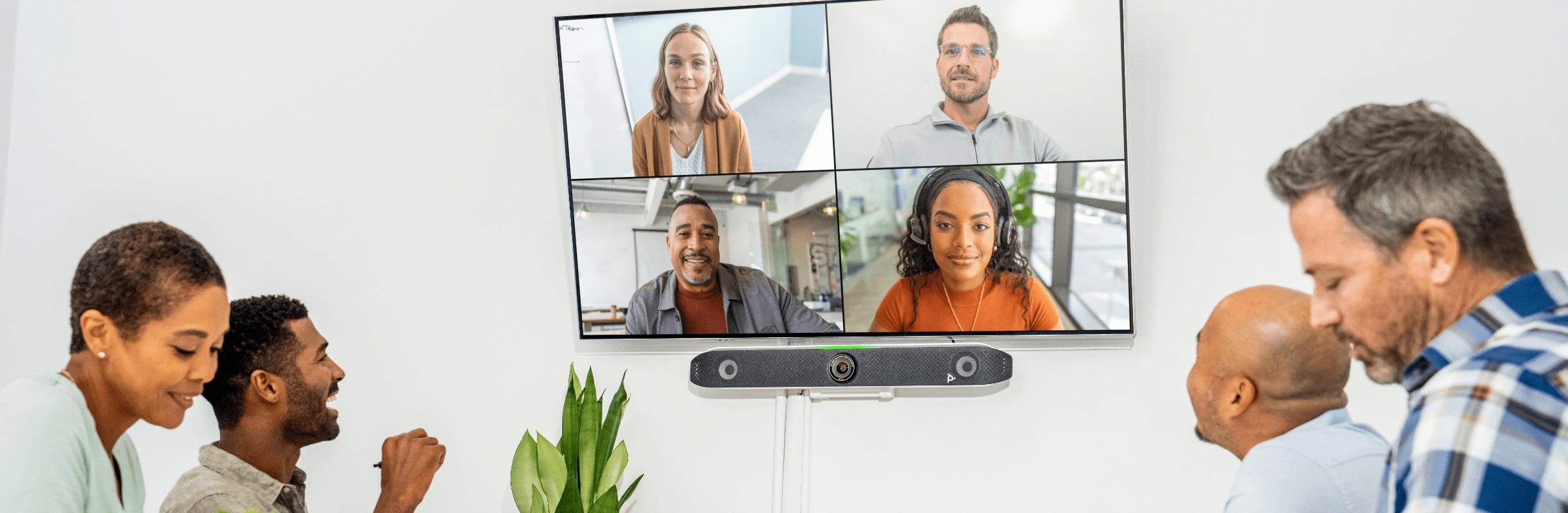 HP Poly Studio X52 ekran altında toplantı odası kullanım yakın çekimi