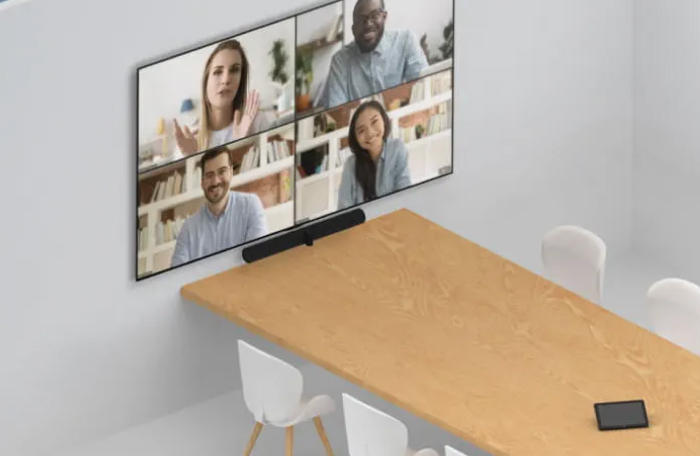 Jabra PanaCast 50 toplantı odasında ekran altında kullanım